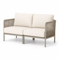 Beżowa sofa dwuosobowa z plecionką i metalową ramą